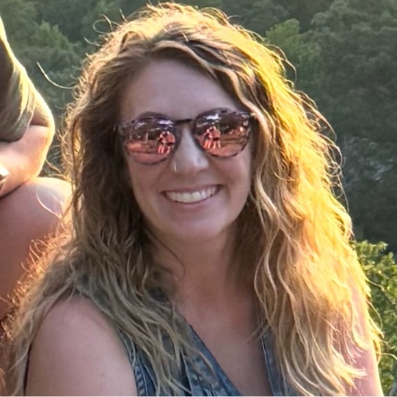 Meet your Posher, Ashley - Picture 1 of 1